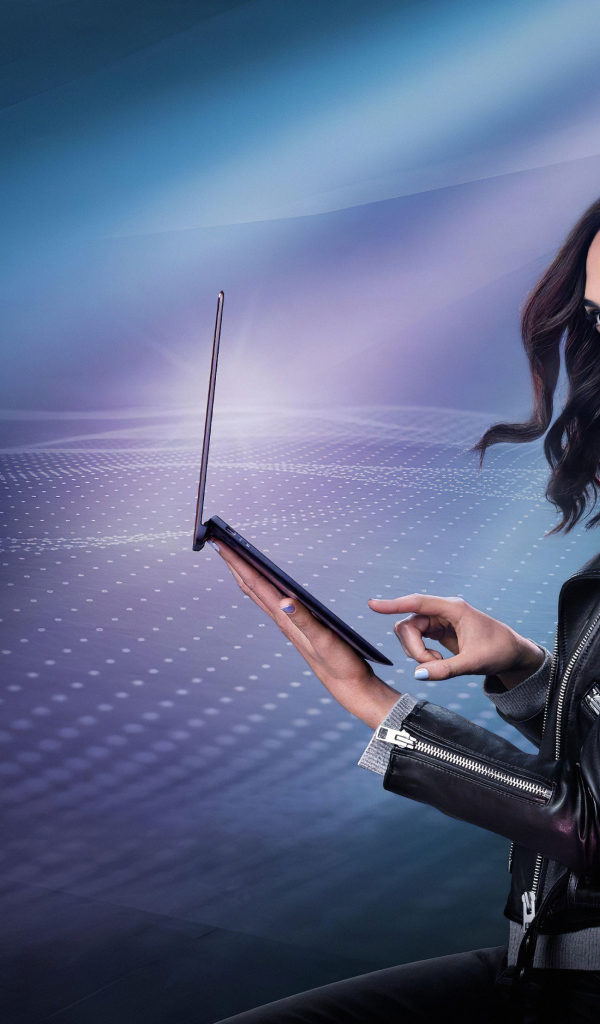 Актриса Галь Гадот с ноутбуком в руках