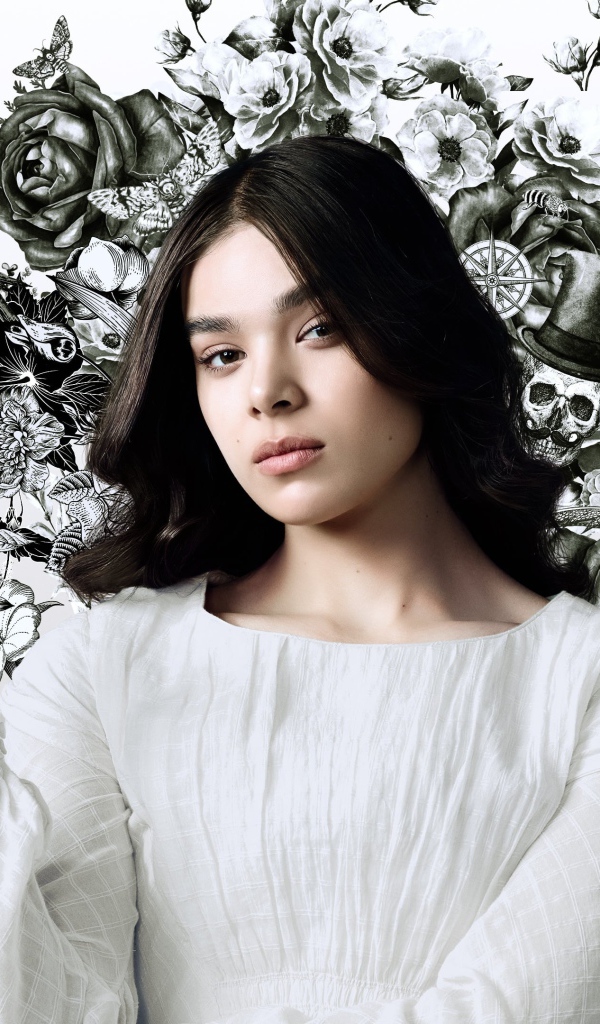 Актриса Хейли Стейнфилд в белом наряде на фоне рисунка на стене