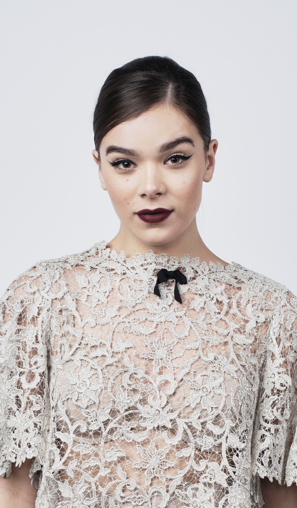 Актриса Хейли Стейнфилд в белом кружевном платье 