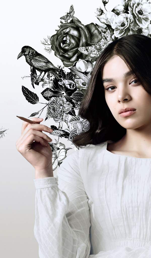 Актриса Хейли Стейнфилд на фоне рисунка на стене