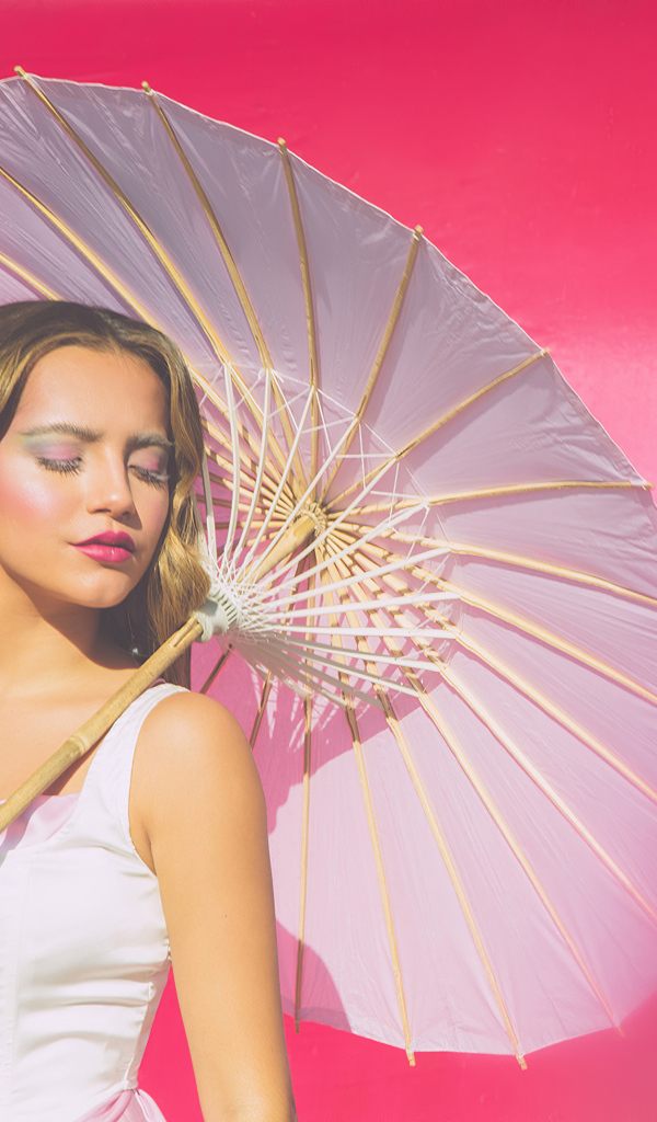 Актриса Изабелла Монер с белым зонтом на розовом фоне