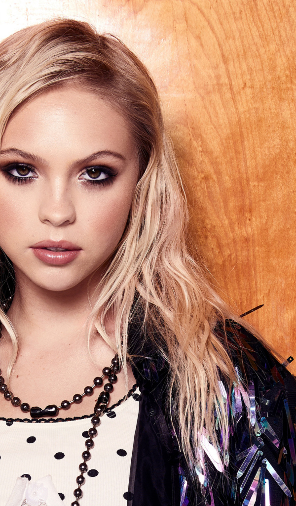 Актриса Джордин Джонс на фоне деревянной стены