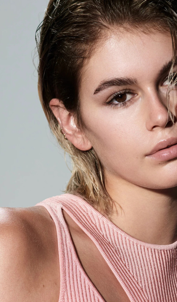 Актриса Кайя Гербер с татуировкой плече