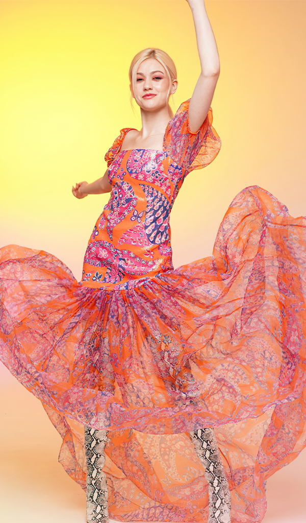 Актриса Кэтрин Макнамара в красивом платье на розовом фоне