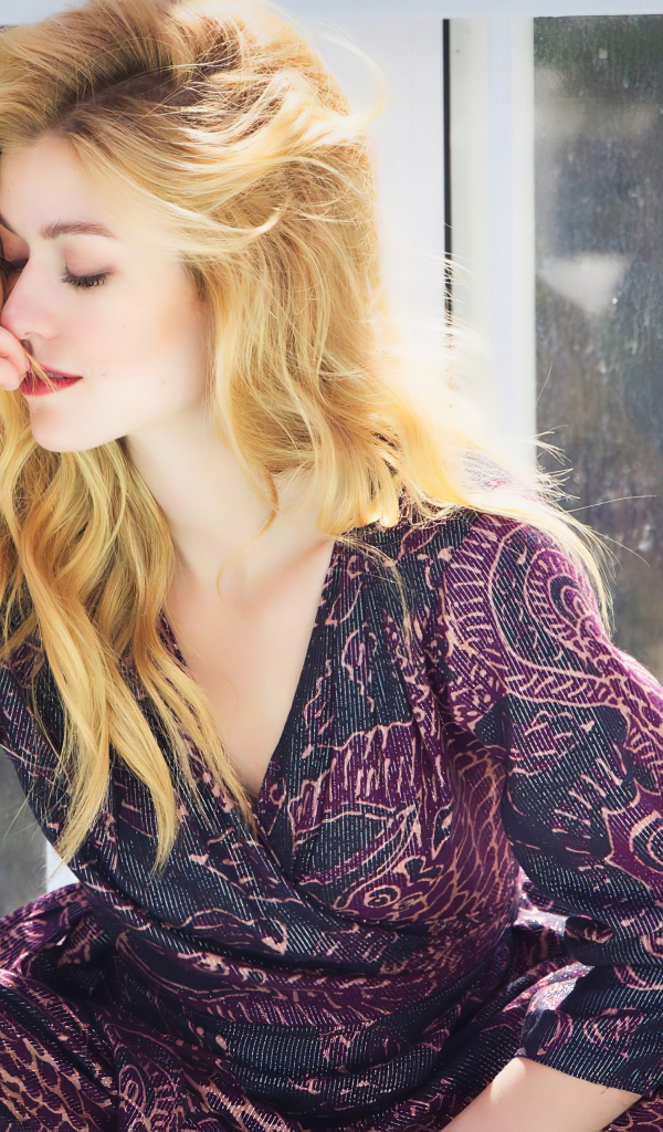 Актриса Кэтрин Макнамара сидит у окна