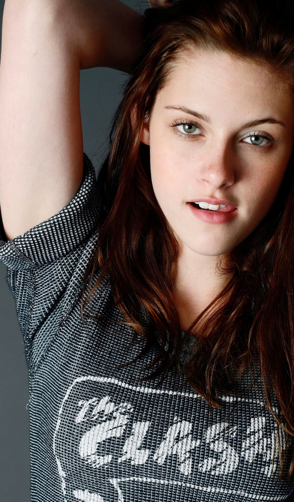 Актриса Кристен Стюарт на сером фоне