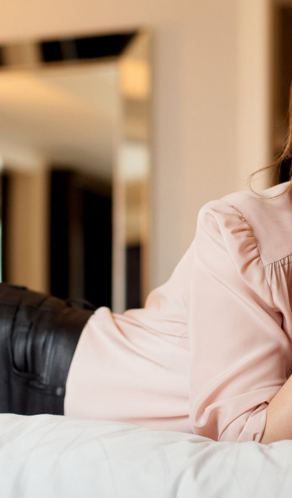 Актриса Лили Колинз лежит на кровати