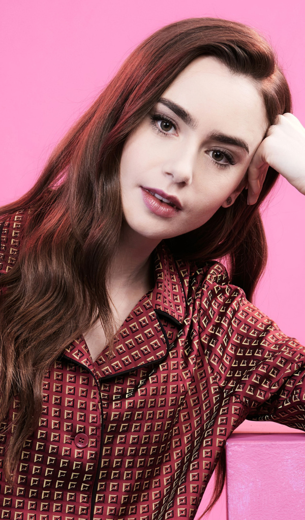 Актриса Лили Коллинз на розовом фоне 