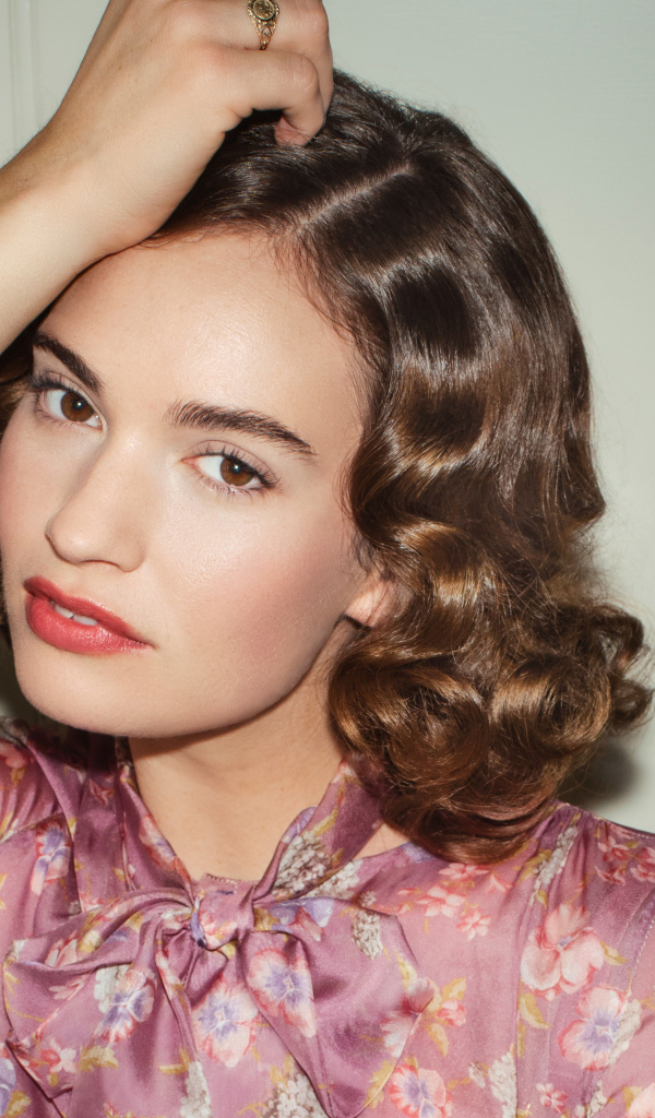 Актриса Лили Джеймс на сером фоне