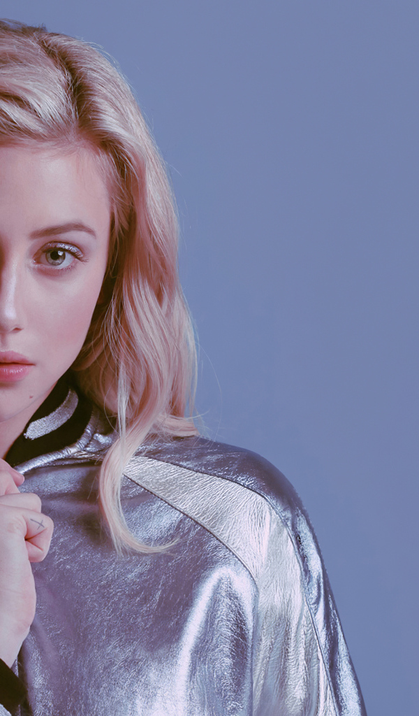 Актриса Лили Рейнхарт на сером фоне