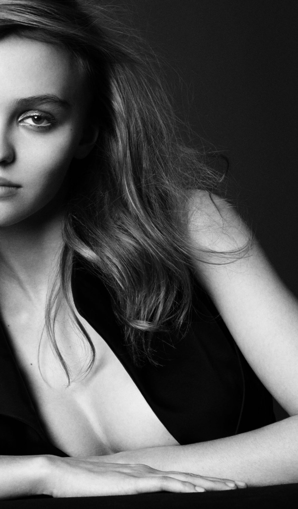 Актриса Лили-Роуз Мелоди Депп черно-белое фото