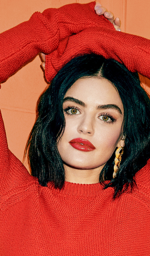 Актриса Люси Хейл в красном свитере