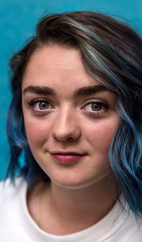 Актриса Мэйси Уильямс с голубыми волосами