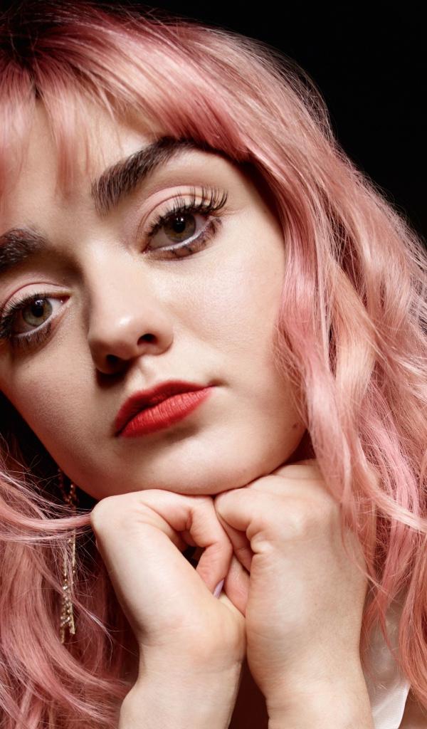 Актриса Мэйси Уильямс с розовыми волосами