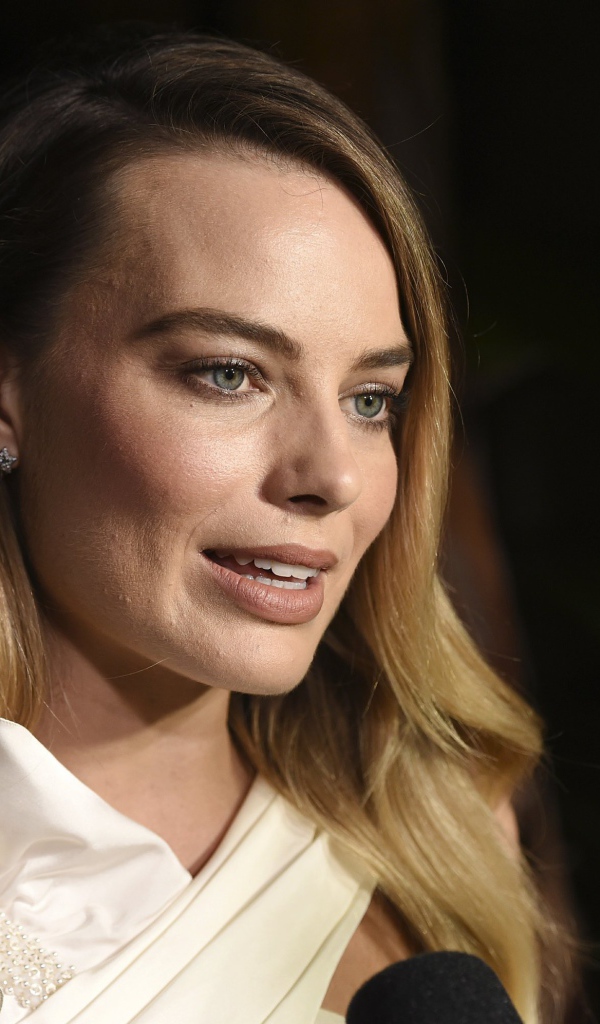 Актриса Марго Робби дает интервью 