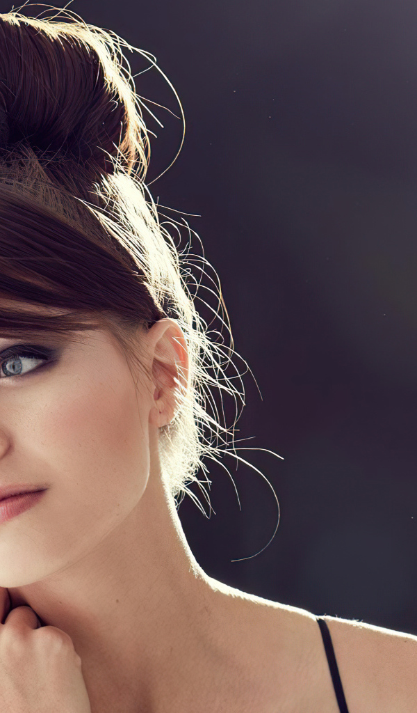 Актриса Мелисса Бенойст с прической на голове крупным планом