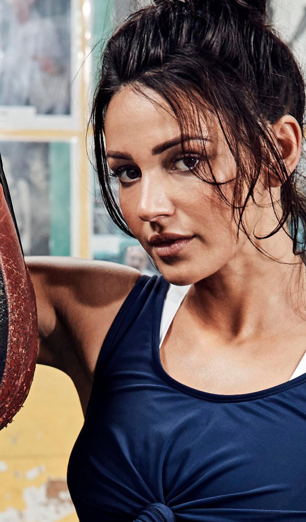 Актриса Мишель Киган занимается в спортзале