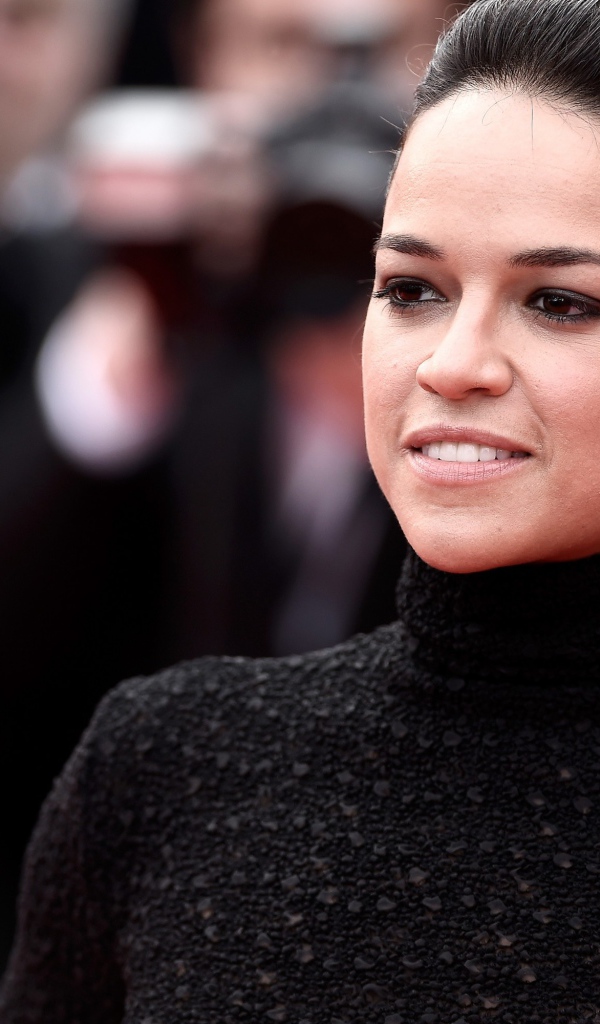 Актриса Мишель Родригес в черном свитере 