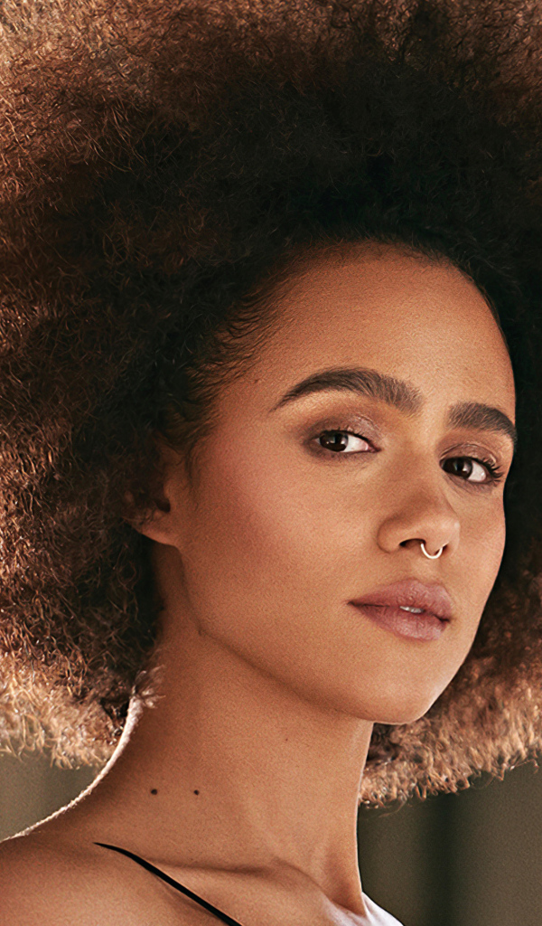 Актриса Натали Эммануэль с прической