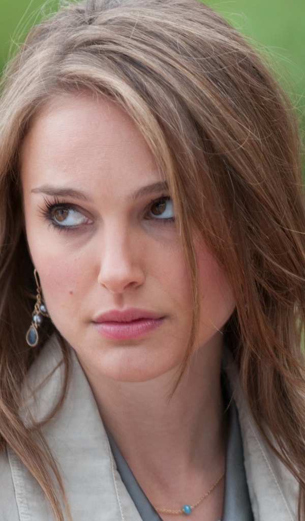 Актриса Натали Портман с карими глазами