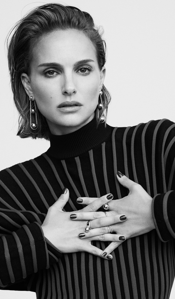 Актриса Натали Портман с украшениями черное белое фото