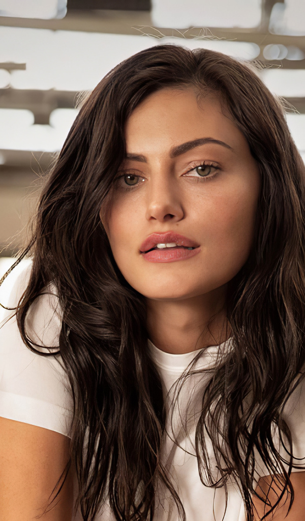 Актриса Фиби Тонкин с длинными волосами