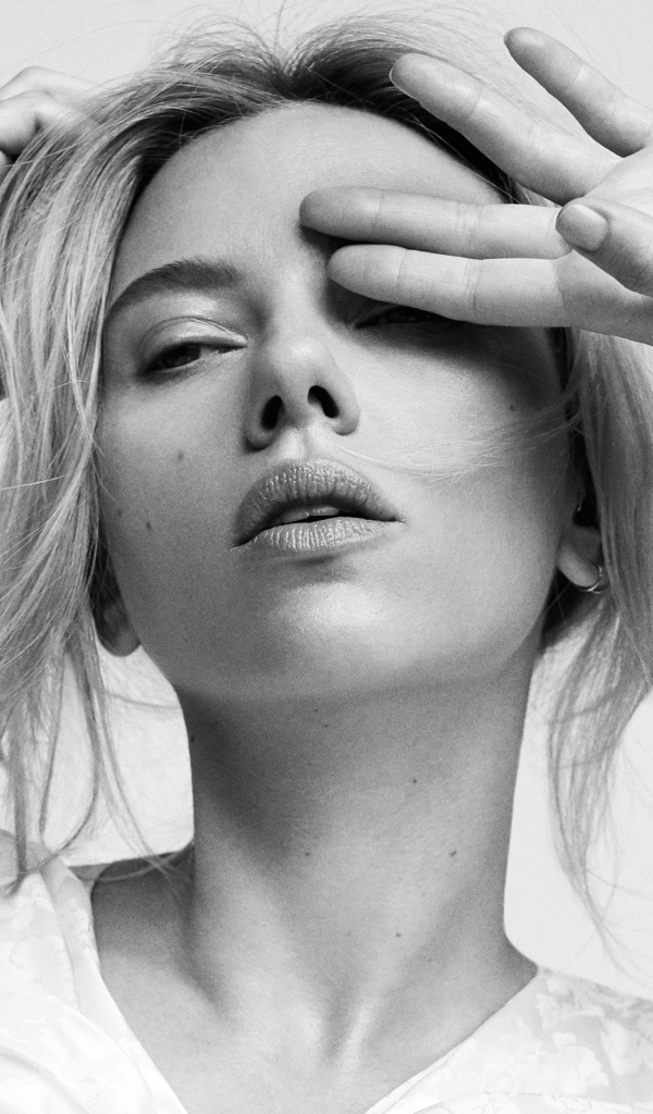 Актриса Скарлетт Йоханссон черно - белое фото 