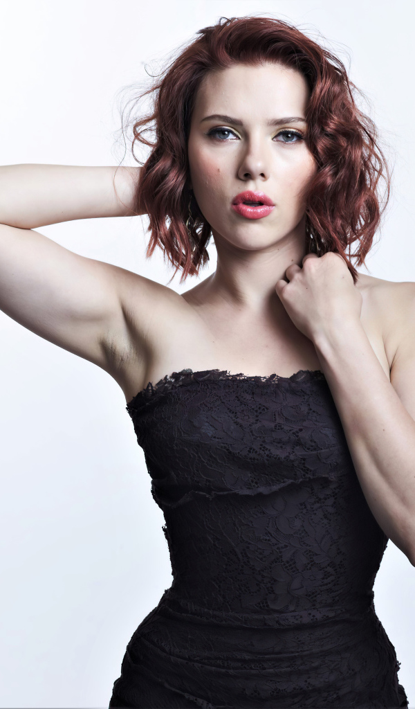 Актриса Скарлетт Йоханссон в черном платье на белом фоне