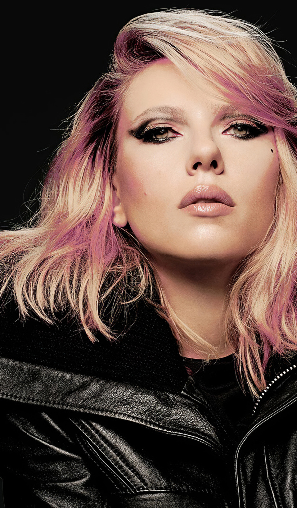 Актриса Скарлетт Йоханссон с черной кожаной куртке 