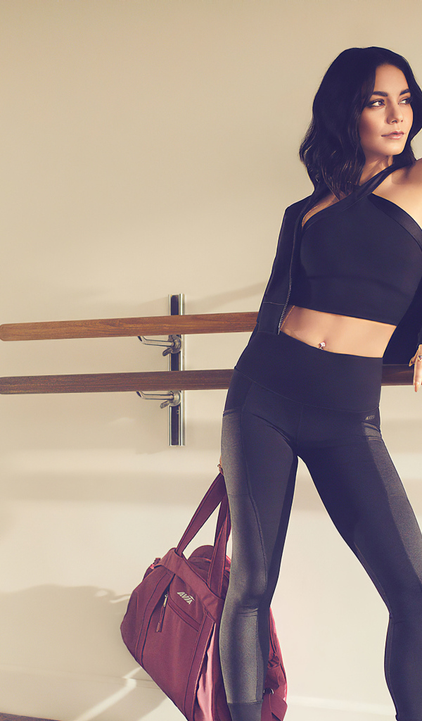 Актриса Ванесса Хадженс в черном костюме на тренировке