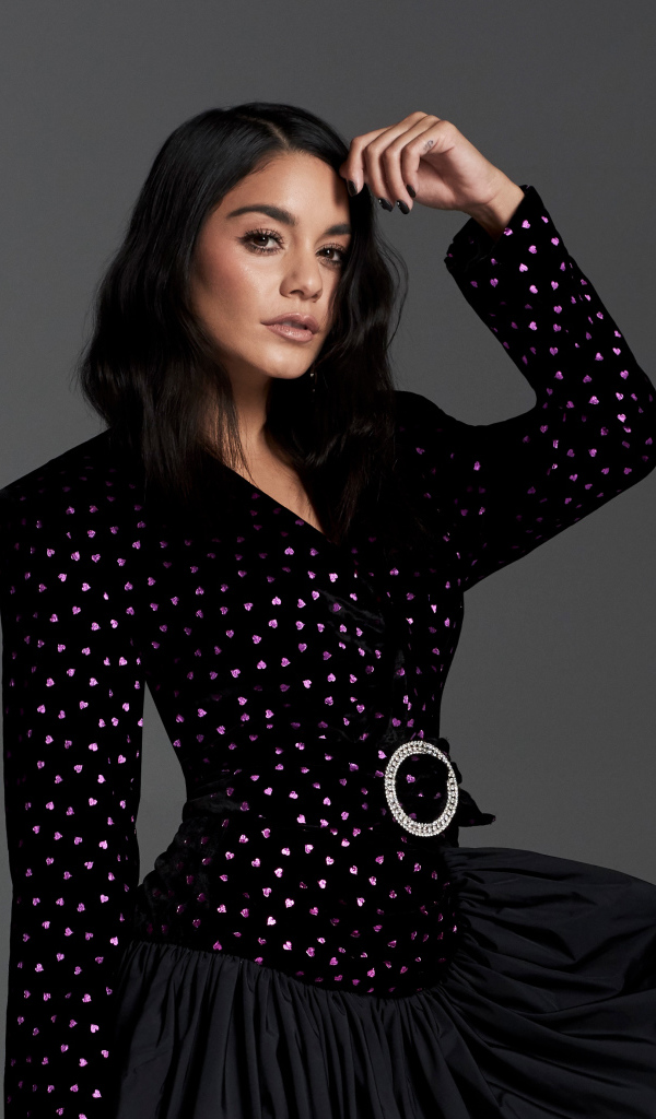 Актриса Ванесса Хадженс в костюме на сером фоне