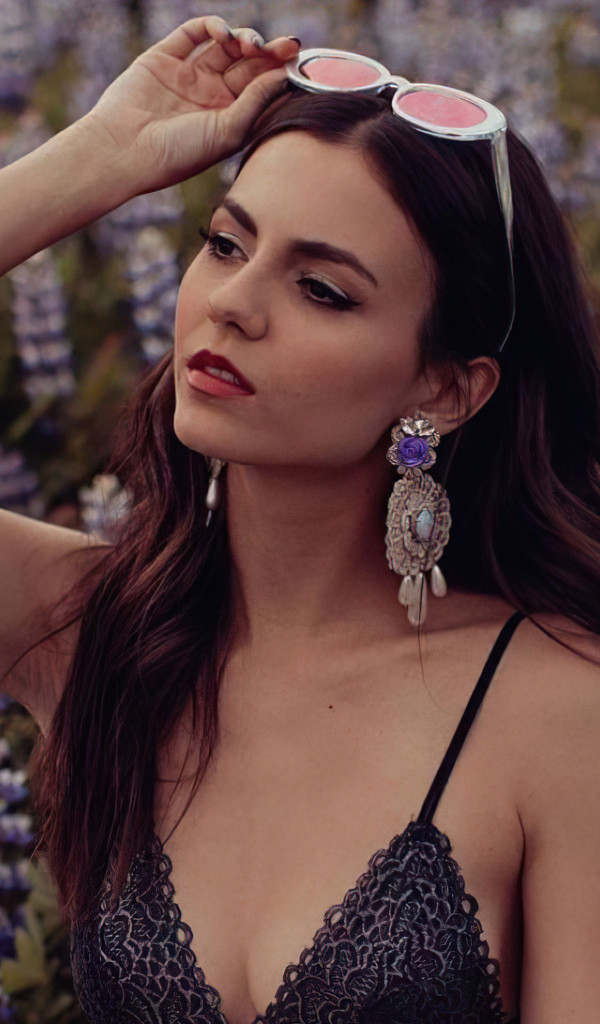 Актриса Виктория Джастис на поле с цветами