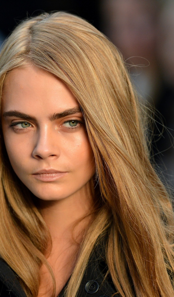 Актриса, блондинка Кара Делевинь с задумчивым взглядом