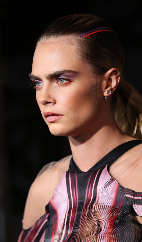 Актриса и модель Кара Делевинь в платье