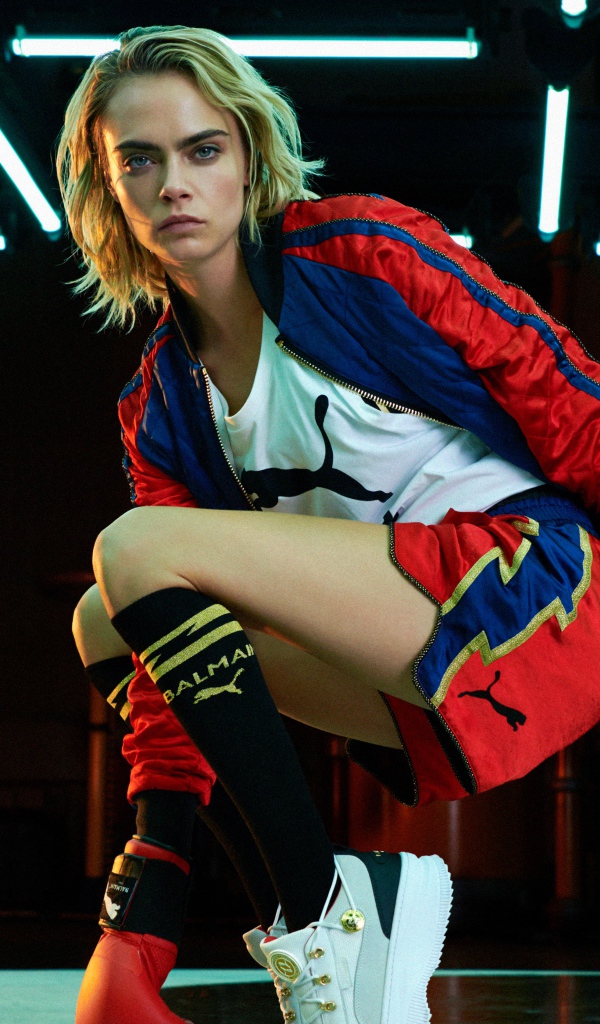 Актриса и модель Кара Делевинь в боксерских перчатках