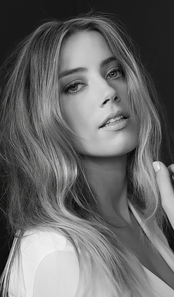 Американская актриса Эмбер Херд черно - белое фото