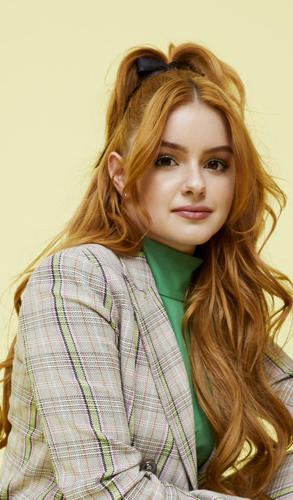 Американская актриса Ариэль Уинтер в пиджаке