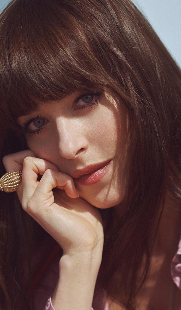 Американская актриса Дакота Джонсон в красной куртке