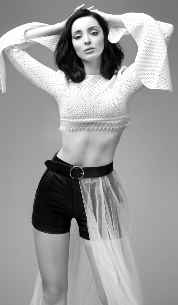 Американская актриса Эмма Дюмон в черно белом наряде