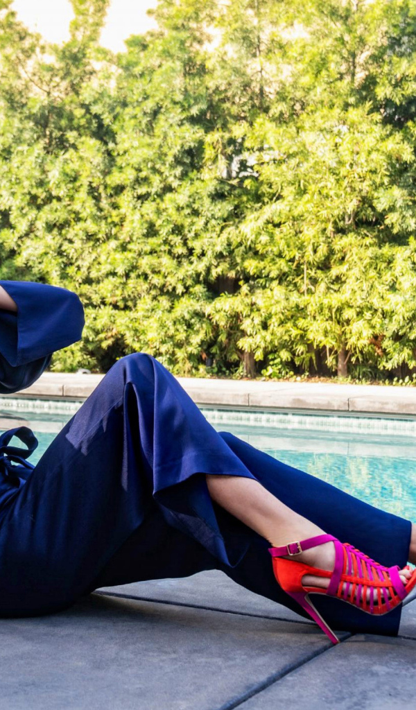 Американская актриса Эринн Хейс у бассейна