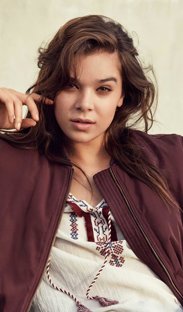 Американская актриса Хейли Стейнфилд сидит на лавке