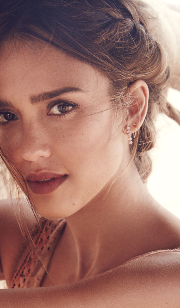 Американская актриса Джессика Альба с браслетом на руке