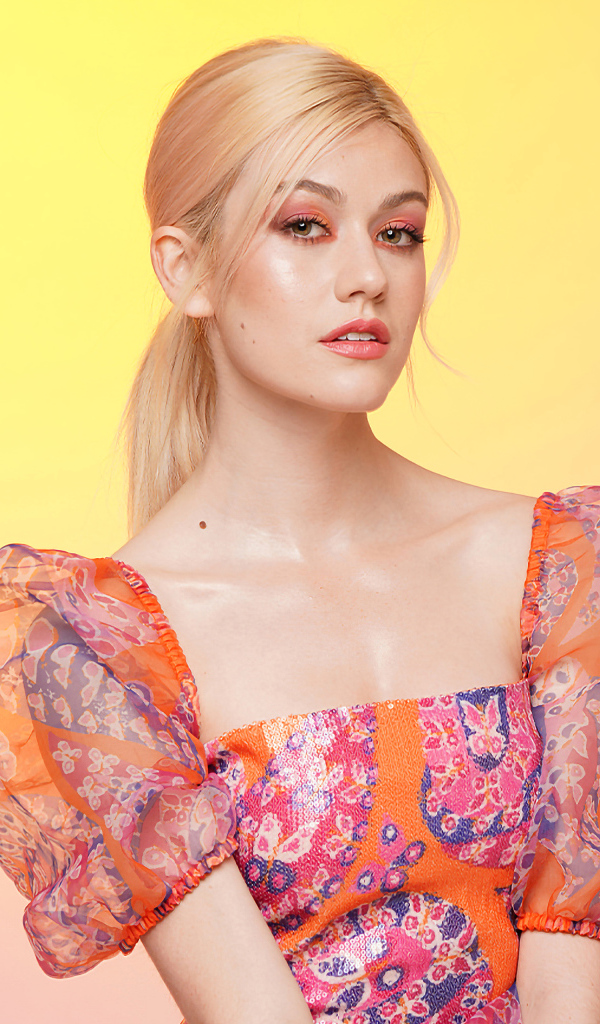 Американская актриса Кэтрин Макнамара в платье