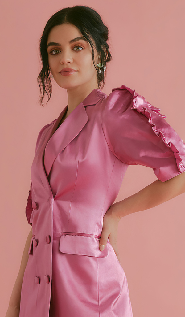 Американская актриса Люси Хейл в розовом платье