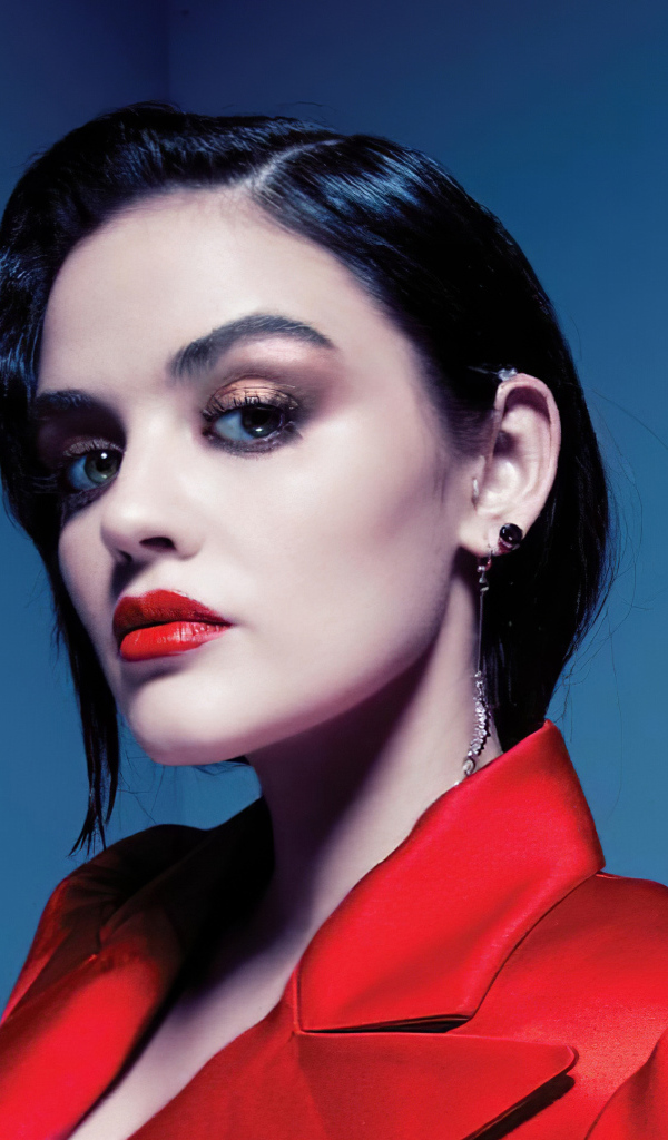 Американская актриса Люси Хейл в красном наряде на сером фоне