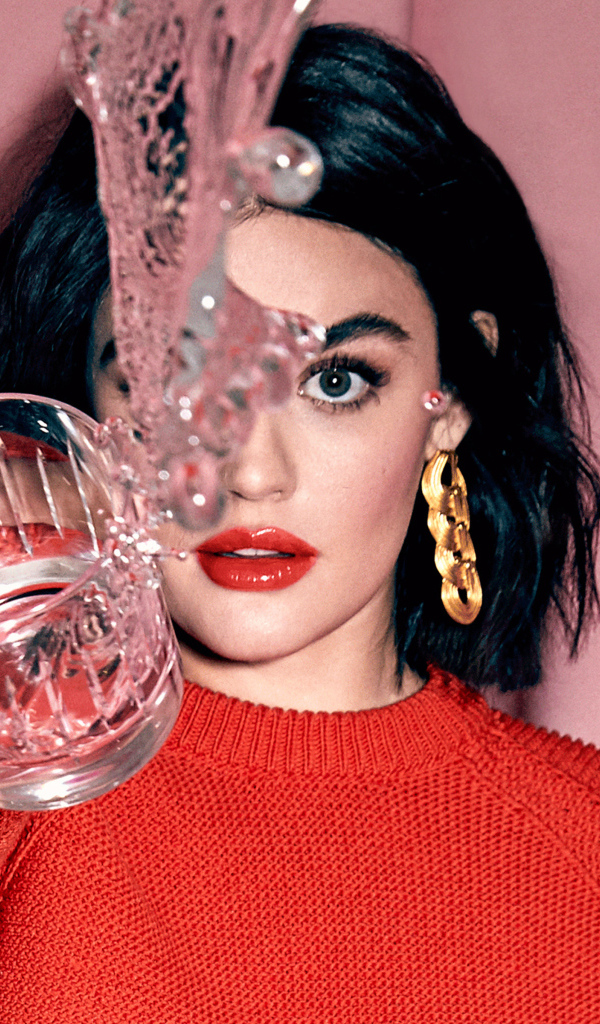 Американская актриса Люси Хейл со стаканом воды