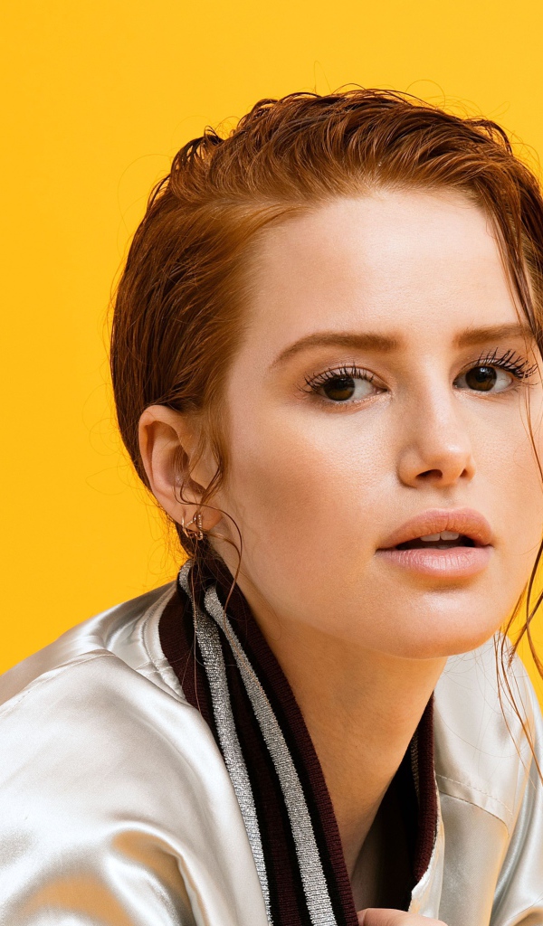 Американская актриса Мэделин Петш на желтом фоне
