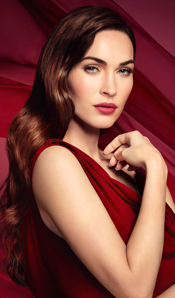 Американская актриса Меган Фокс на красном фоне