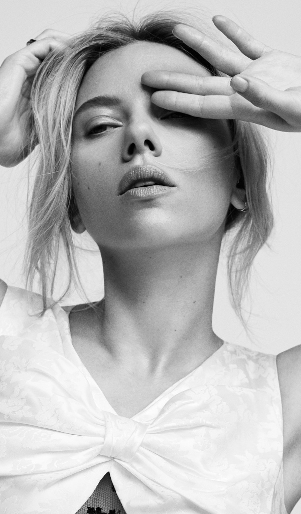 Американская актриса Скарлетт Йоханссон черно белое фото