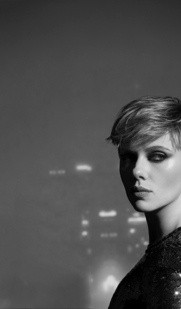 Американская актриса Скарлетт Йоханссон черно - белое фото